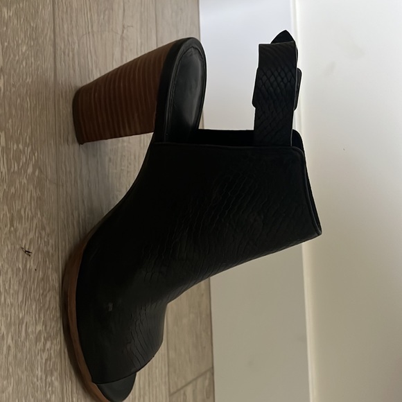 Ugg open toed heal - Picture 3 of 3